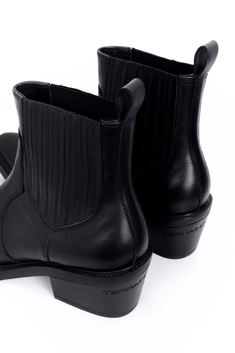 Calfskin Pointed Chelsea Boots