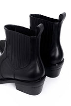 Calfskin Pointed Chelsea Boots